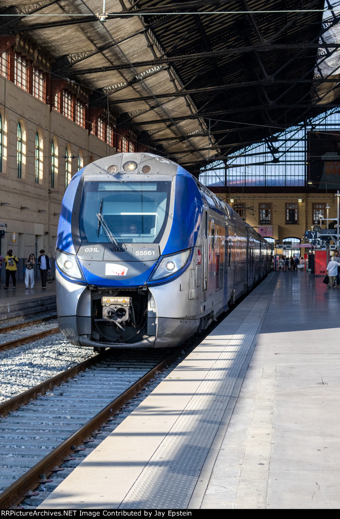 A Régio2N EMU waits to depart Marseille Saint-Charles